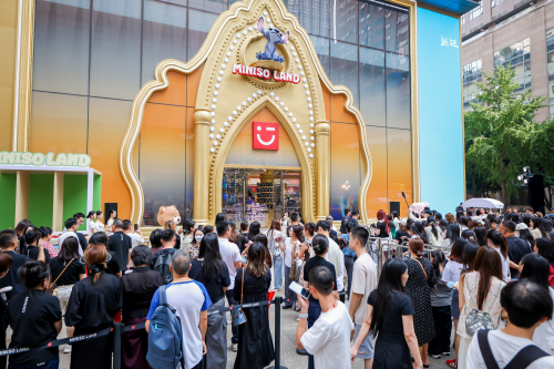 打造潮流消费新地标，名创优品MINISO LAND“双首店”亮相重庆