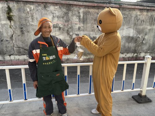 国际拥抱日暖意在行动  社区志愿者派送红枣姜茶致敬户外劳动者