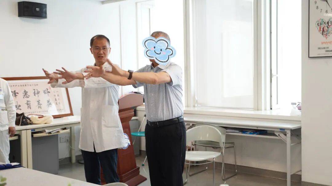 判若两人！南京鼓楼医院前沿脑机接口技术提高帕金森病患者生命质量